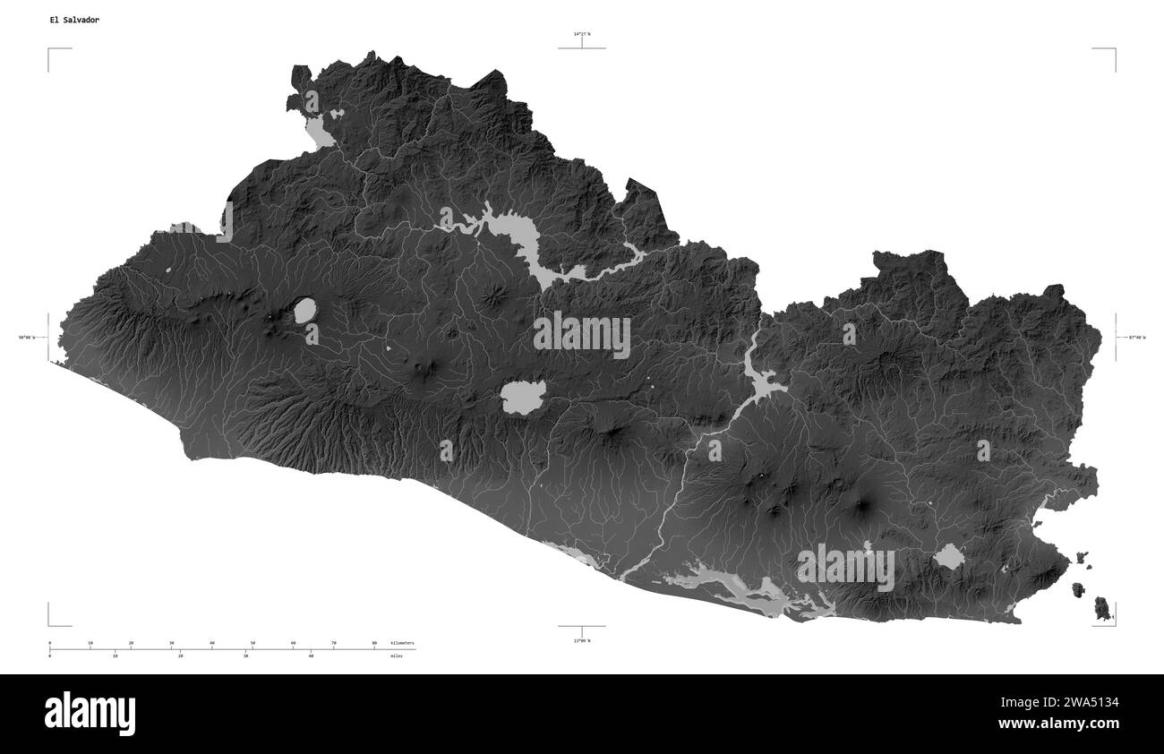Forma di una mappa di elevazione in scala di grigi con laghi e fiumi del Salvador, con scala di distanza e coordinate di confine della mappa, isolati su bianco Foto Stock