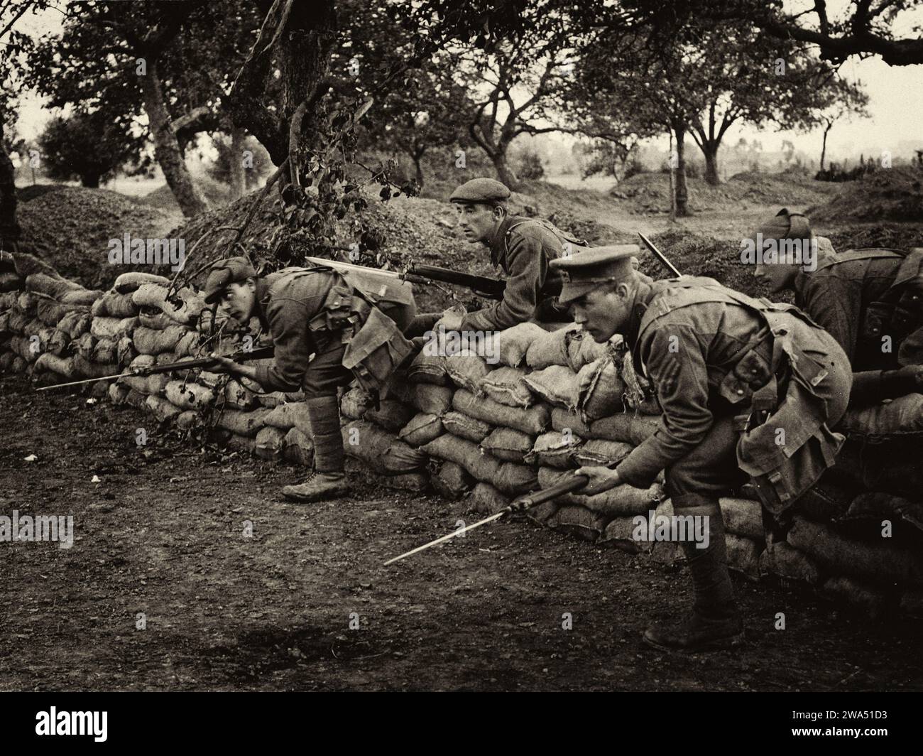 I soldati della prima guerra mondiale che presidiano un posto di ascolto escono dalla loro trincea, Franc, 6 settembre 1915. Foto Stock