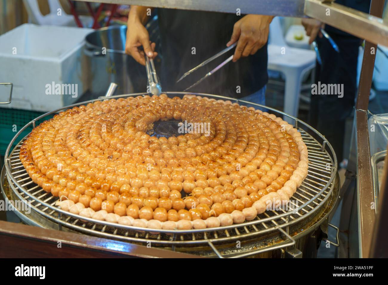 Spezie tradizionali e ricchi sapori, questa prelibatezza locale dalla Thailandia stuzzica le papille gustative, offrendo un'esperienza autentica e appetitosa. Foto Stock