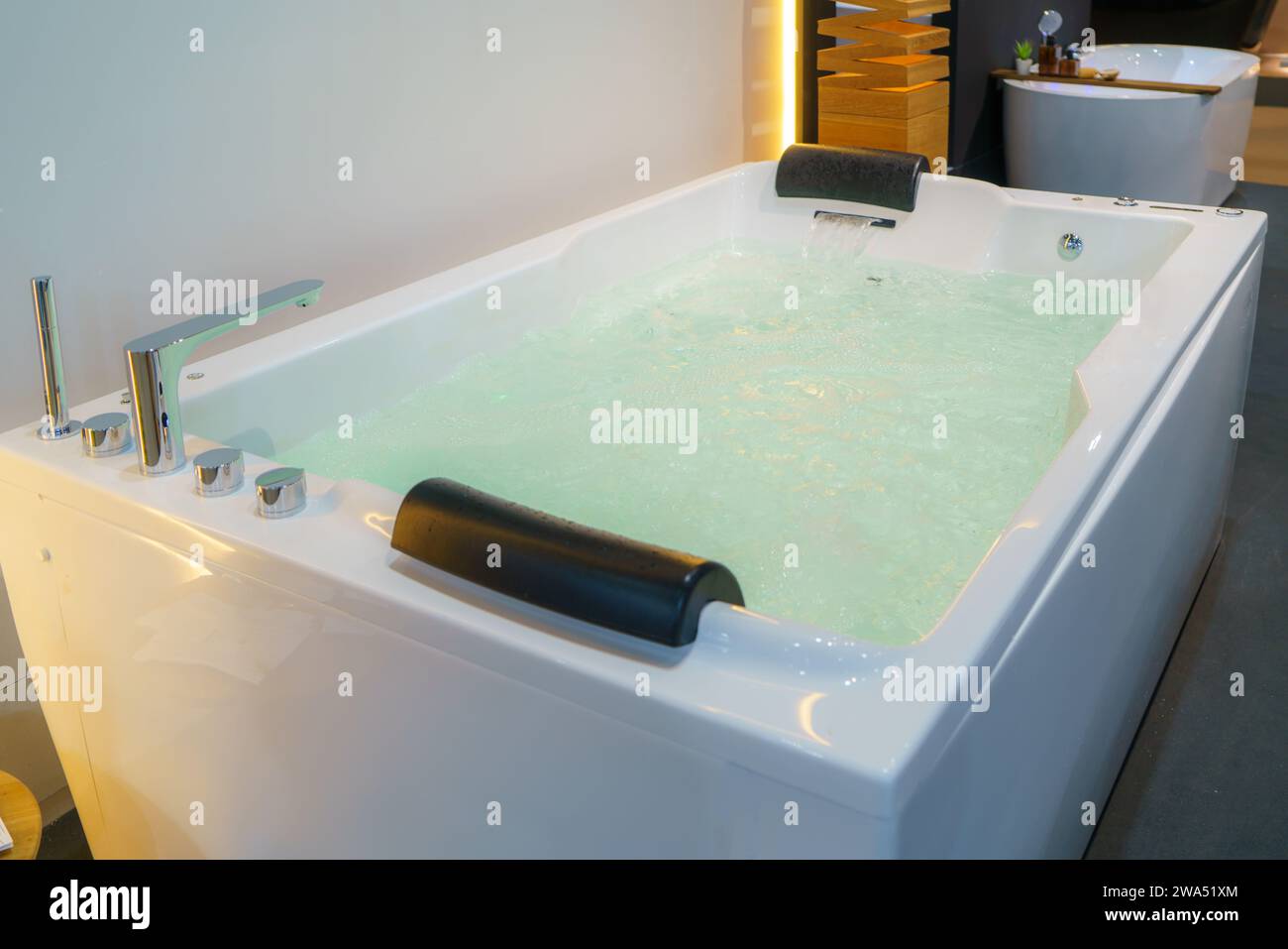Un'esperienza di massimo relax con questo splendido bagno interno dotato di una lussuosa vasca. L'epitome della tranquillità, questo spazio trasuda un ser Foto Stock