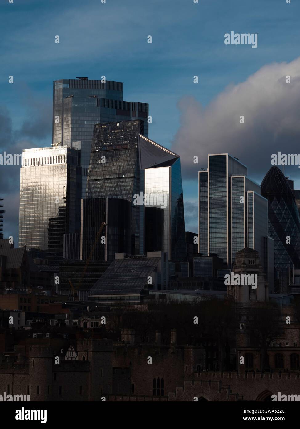 La città di Londra che torreggia sopra la città storica di Londra, Londra, Inghilterra, Regno Unito, Gran Bretagna. Foto Stock