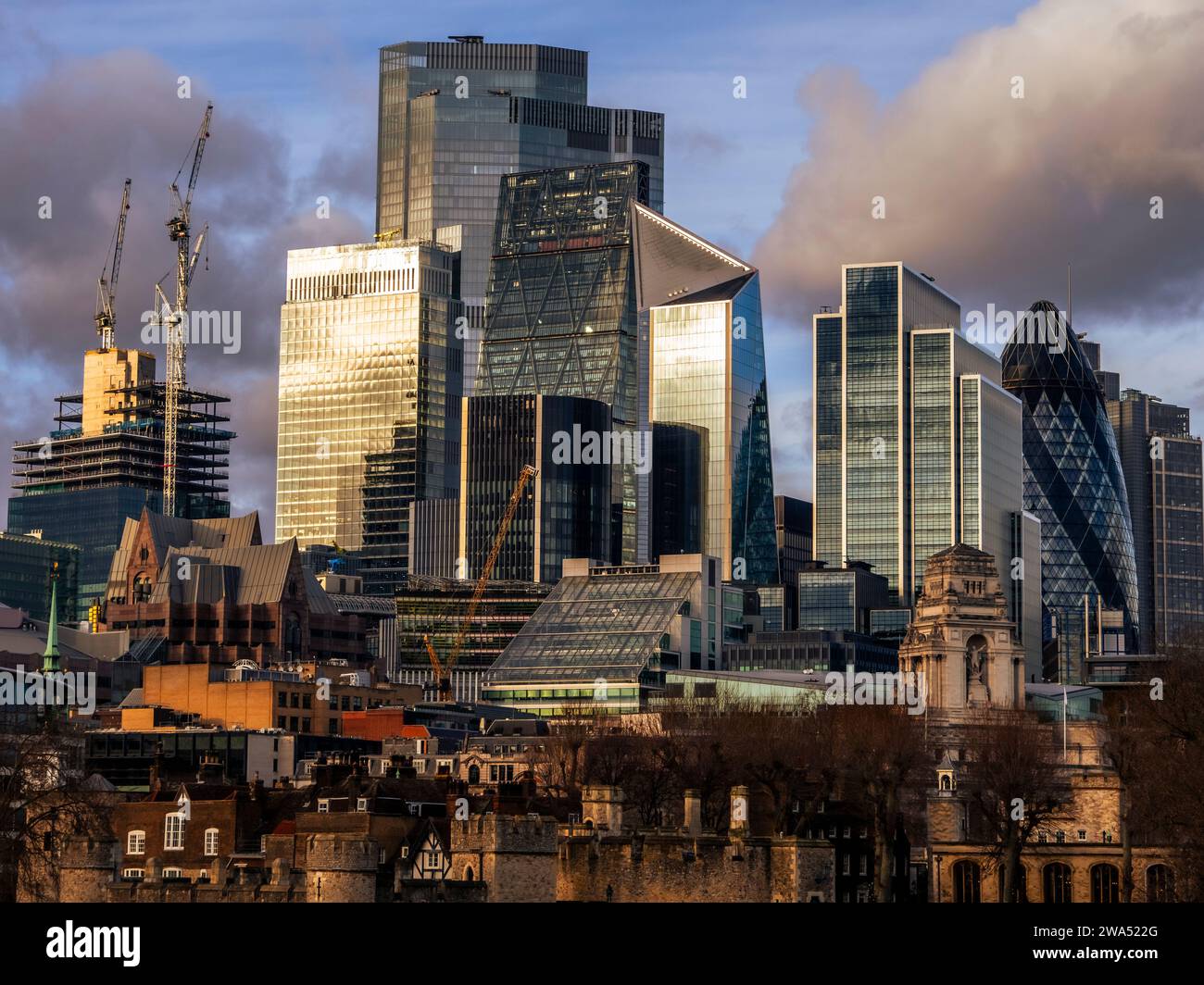 La città di Londra che torreggia sopra la città storica di Londra, Londra, Inghilterra, Regno Unito, Gran Bretagna. Foto Stock