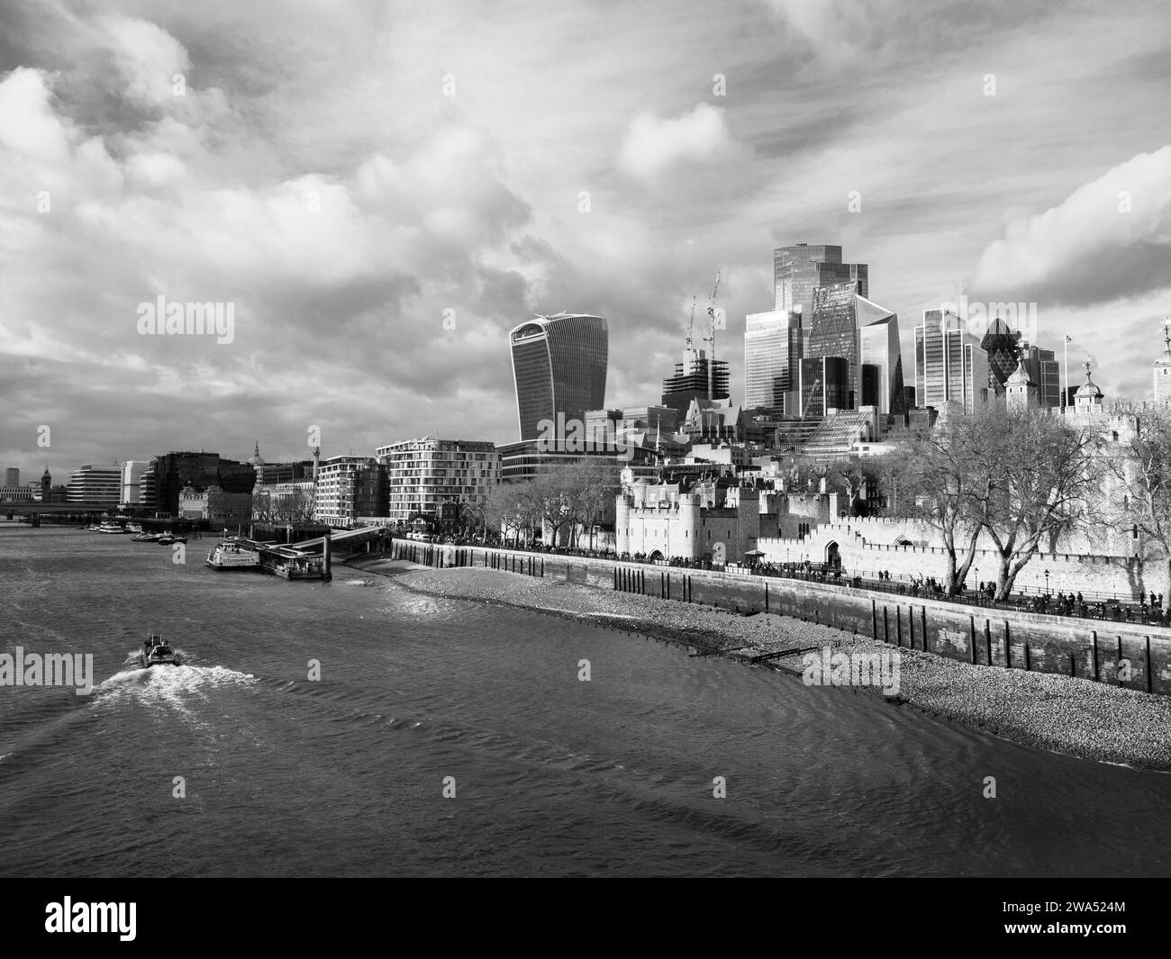 Black and White Landscape of the River Tamigi, Tower of London, and the City of London, London, England, UK, GB. Foto Stock