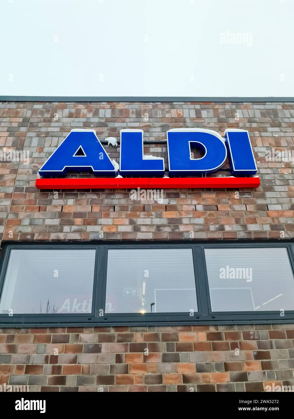 Kiel, Germania - 30 dicembre 2023: Logo della catena di discounter Aldi sulla parete di un negozio Foto Stock