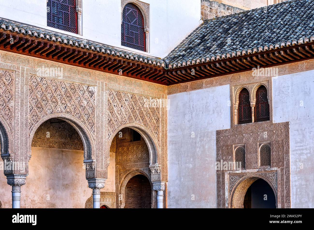 Archi e colonne nelle mura di un cortile, Alhambra, Spagna. Il luogo medievale è un sito patrimonio dell'umanità dell'UNESCO Foto Stock
