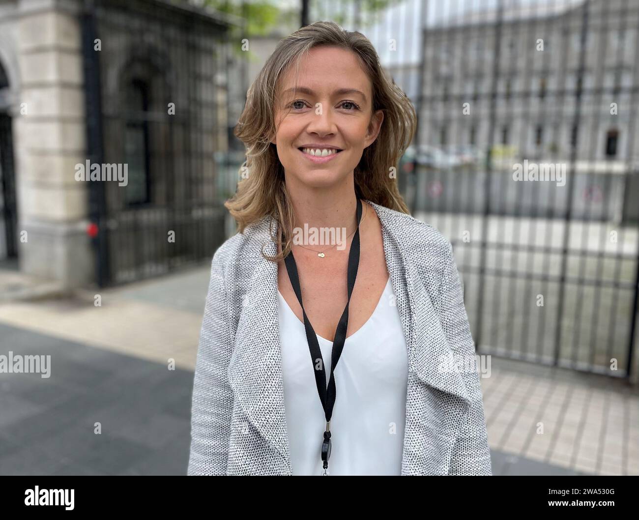 Foto inedita datata 24/05/23 del leader socialdemocratico Holly Cairns fuori Leinster House a Dublino. L'onorevole Cairns ha affermato di nutrire grandi speranze per il suo partito nelle elezioni di quest'anno, riflettendo sul suo primo mandato completo di "montagne russe" come nuovo leader dei socialdemocratici. Data di emissione: Martedì 2 gennaio 2024. Foto Stock