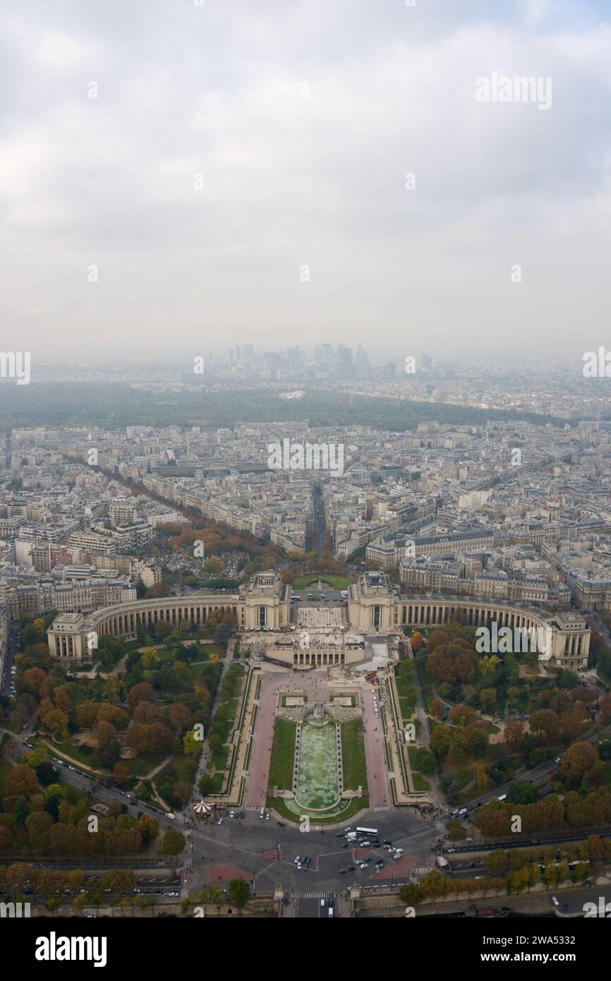 Cattura l'essenza di Parigi con questa splendida vista aerea dei Giardini del Trocadero, incorniciati dalla bellezza senza tempo della città. Foto Stock