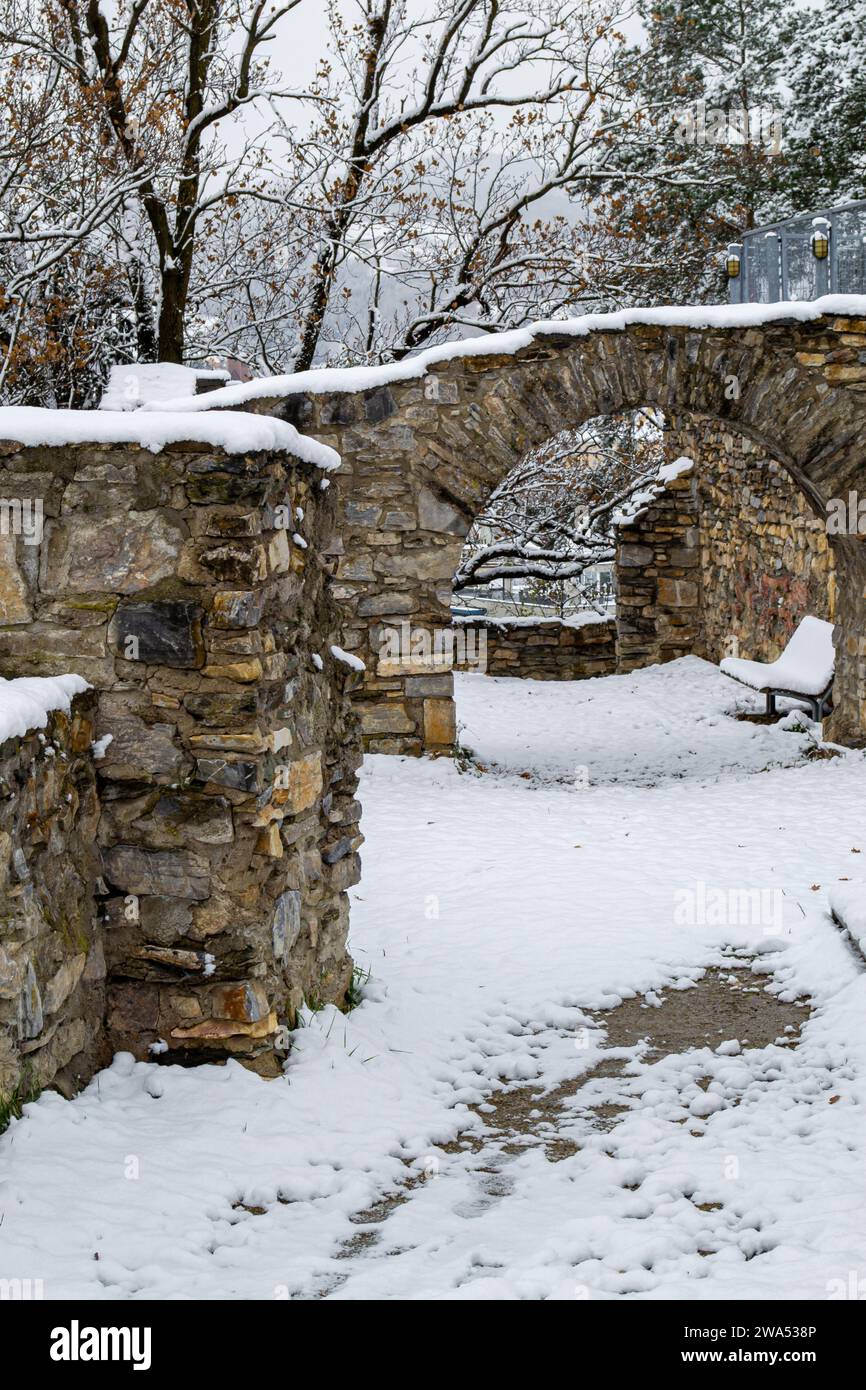 Le rovine di un antico castello coperto dalla prima neve bianca Foto Stock