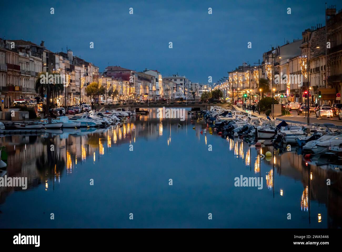 Canal Royal che attraversa il centro di Sète, una delle principali città portuali della regione sud-orientale francese di Occitanie, in Francia Foto Stock