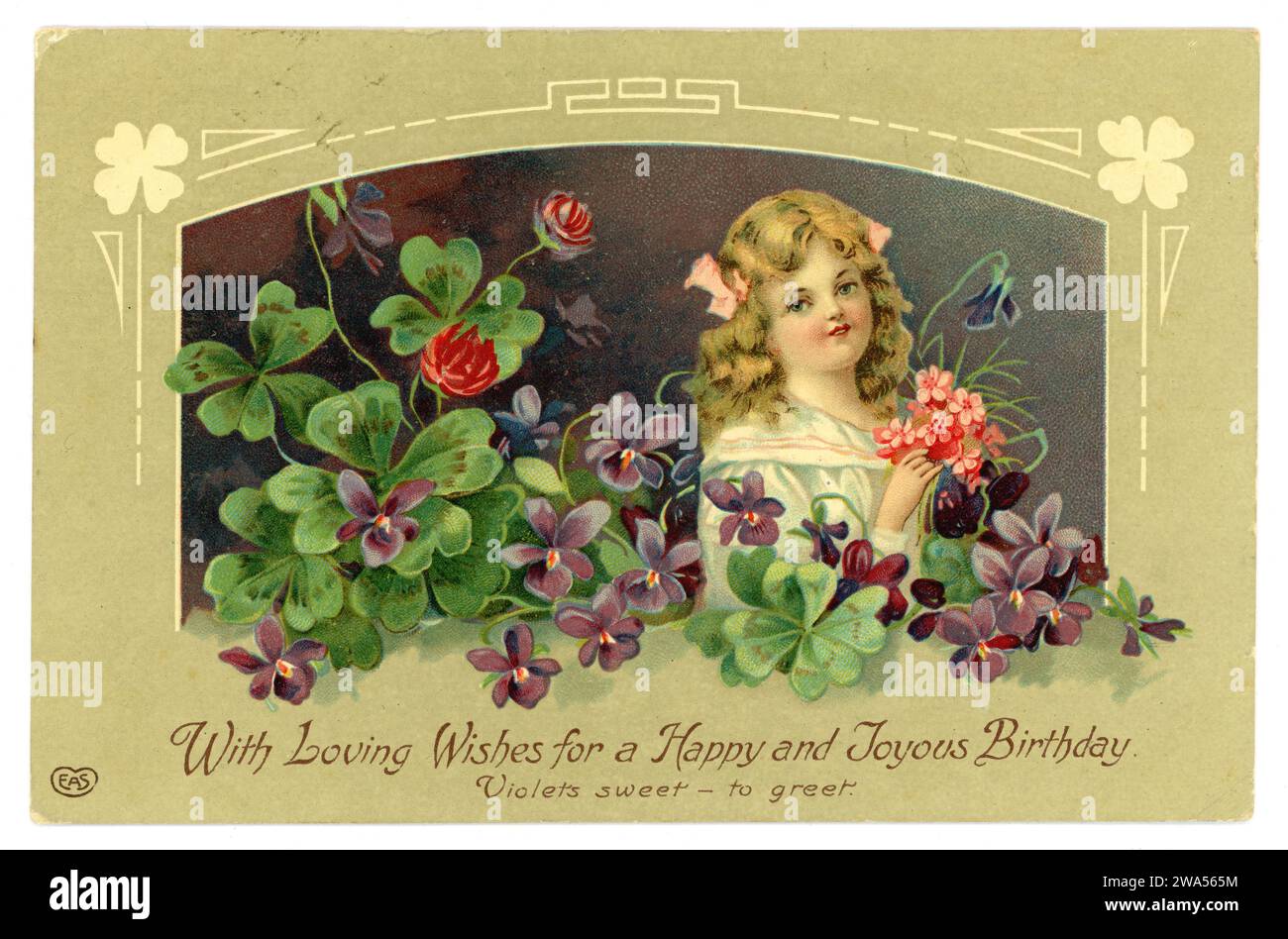Originale biglietto di auguri di compleanno dell'epoca edoardiana di una giovane ragazza tra le violette che reggono un mazzo di fiori rosa, pubblicato E.A. Schwerdtfeger Co. Londra. Pubblicato il 14 maggio 1910, Brighton. Foto Stock