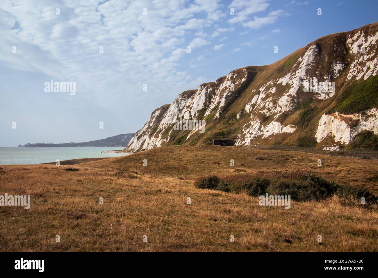 Splendido paesaggio in un caldo pomeriggio a Samphire Hoe, sulla costa dell'Inghilterra Foto Stock