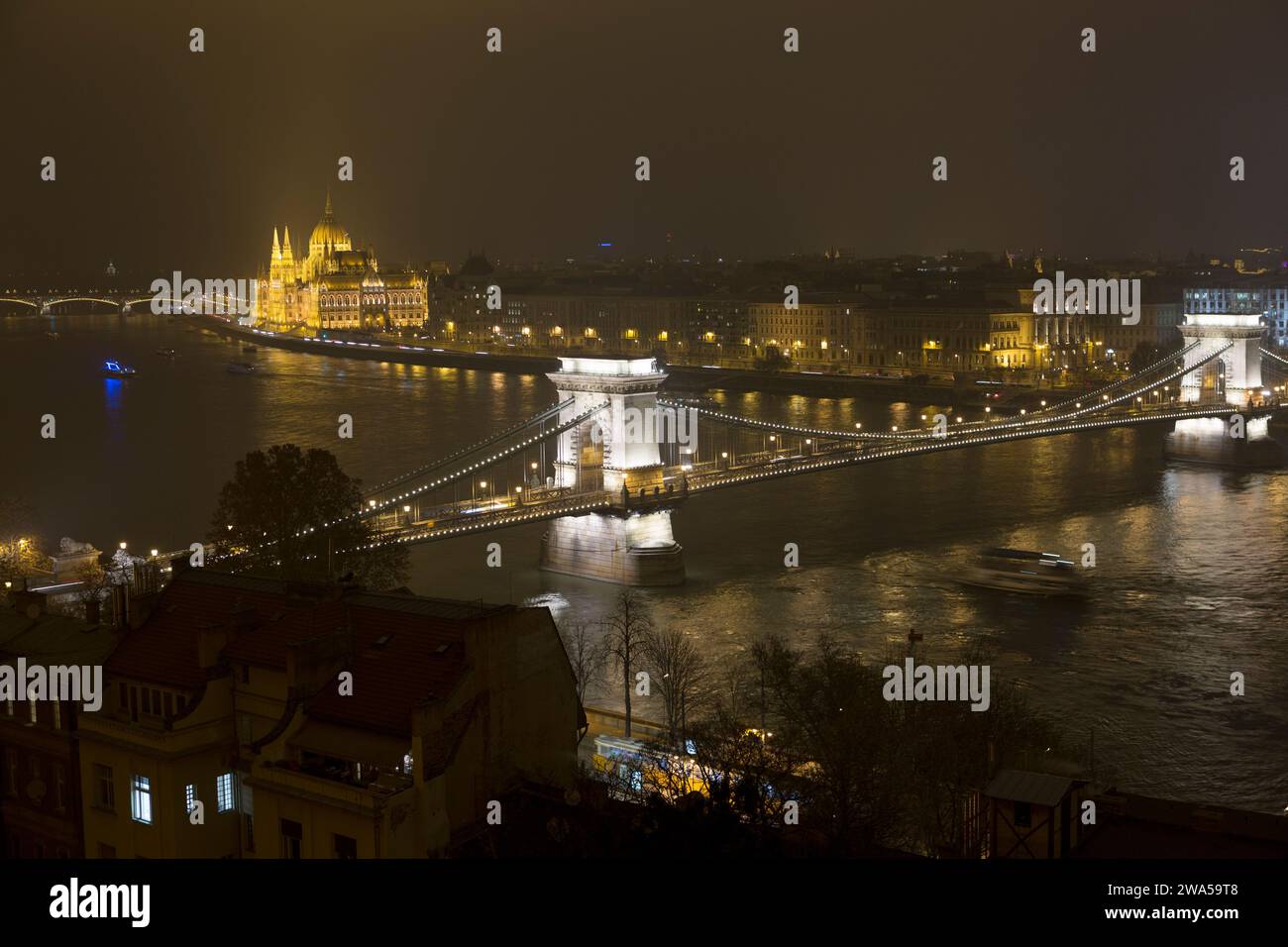 Ungheria, Budapest, l'edificio del Parlamento e il Ponte delle catene sul Danubio visto dal quartiere di Castle Hill. Foto Stock