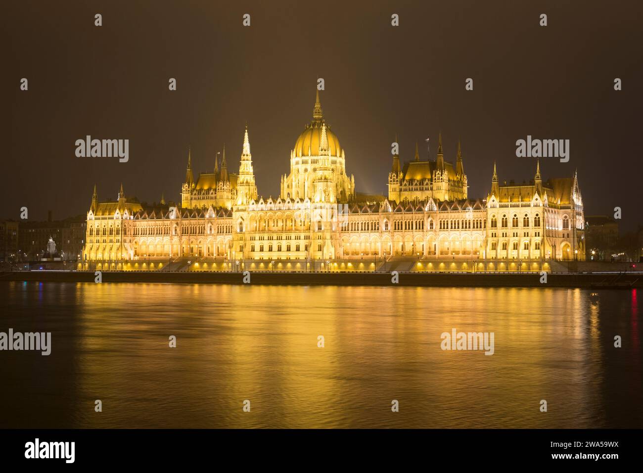 Ungheria, Budapest, l'edificio del Parlamento e il fiume Danubio. Foto Stock