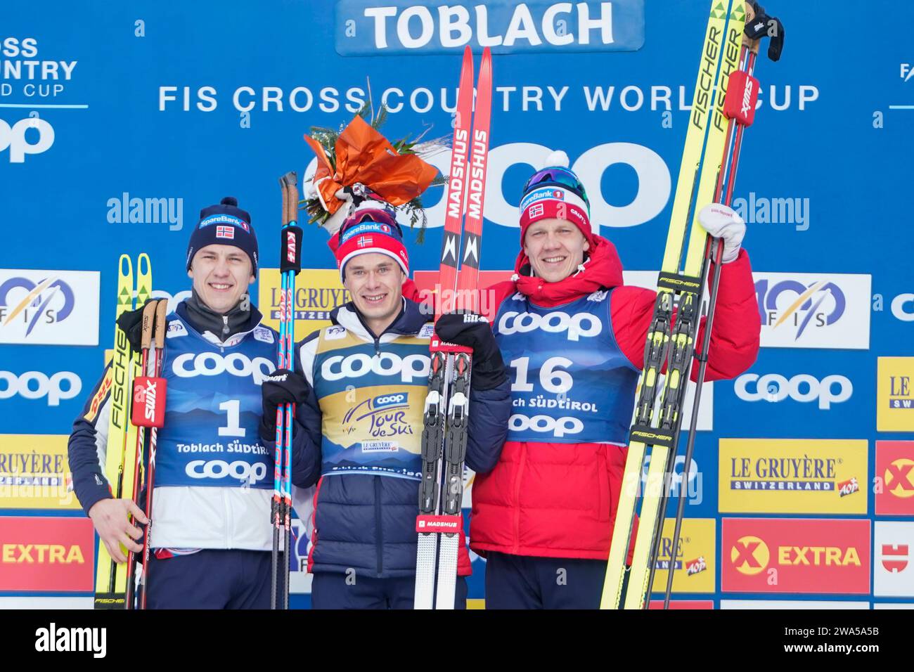 Toblach, Italia 20240101.Harald Østberg Amundsen vince la partenza di inseguimento maschile Under 20 km a Toblach. Erik Valnes t.v. arriva secondo e Jan Thomas Jenssen t.h. sarà il numero tre. Foto: Terje Pedersen / NTB Foto Stock