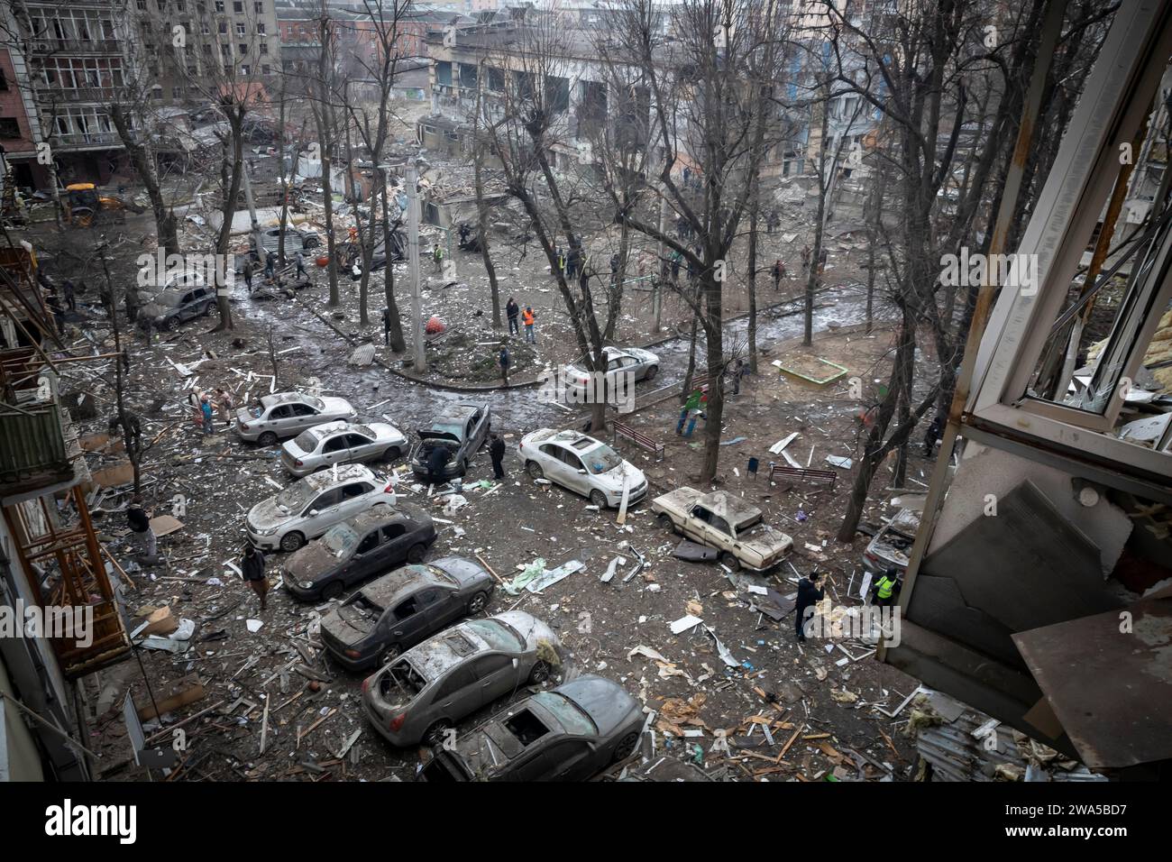 Diversi missili S-300 e Kinžál atterrarono nel centro di Charkiv la mattina presto, le esplosioni distrussero edifici residenziali e residenziali, nella foto 02.01.2024 Foto Stock