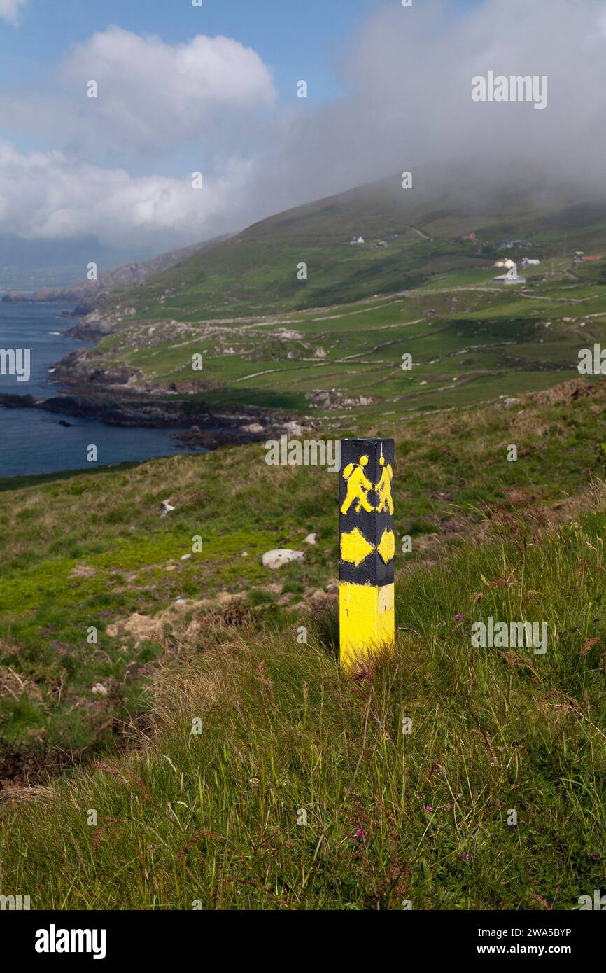 Irlanda, Co Sughero, Ring of Beara, vista mare vicino agli Allihies, che mostra il cartello dei camminatori. Foto Stock