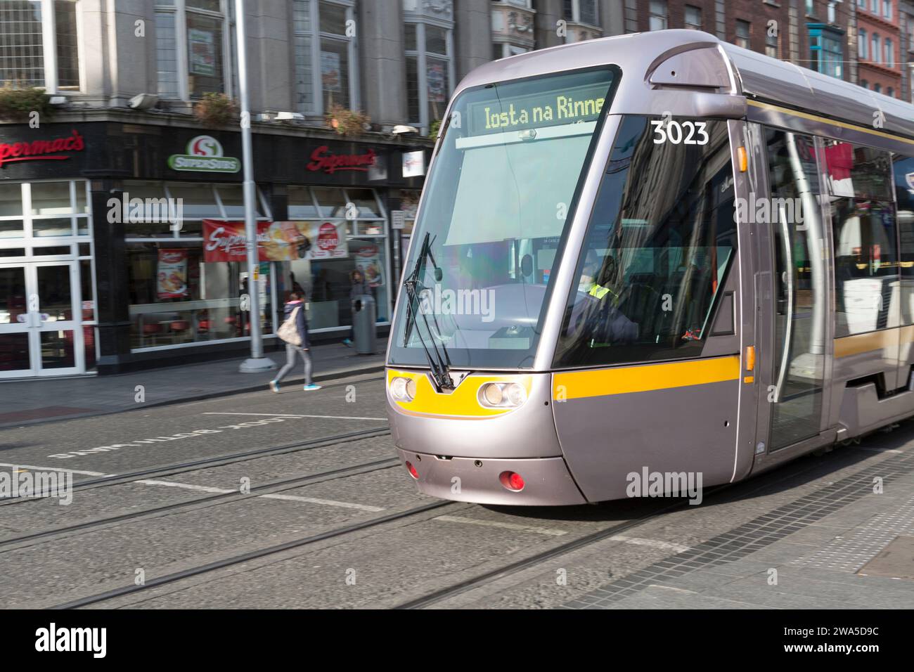 Irlanda, Dublino, tram pubblico che attraversa o’ Connel Street. Foto Stock