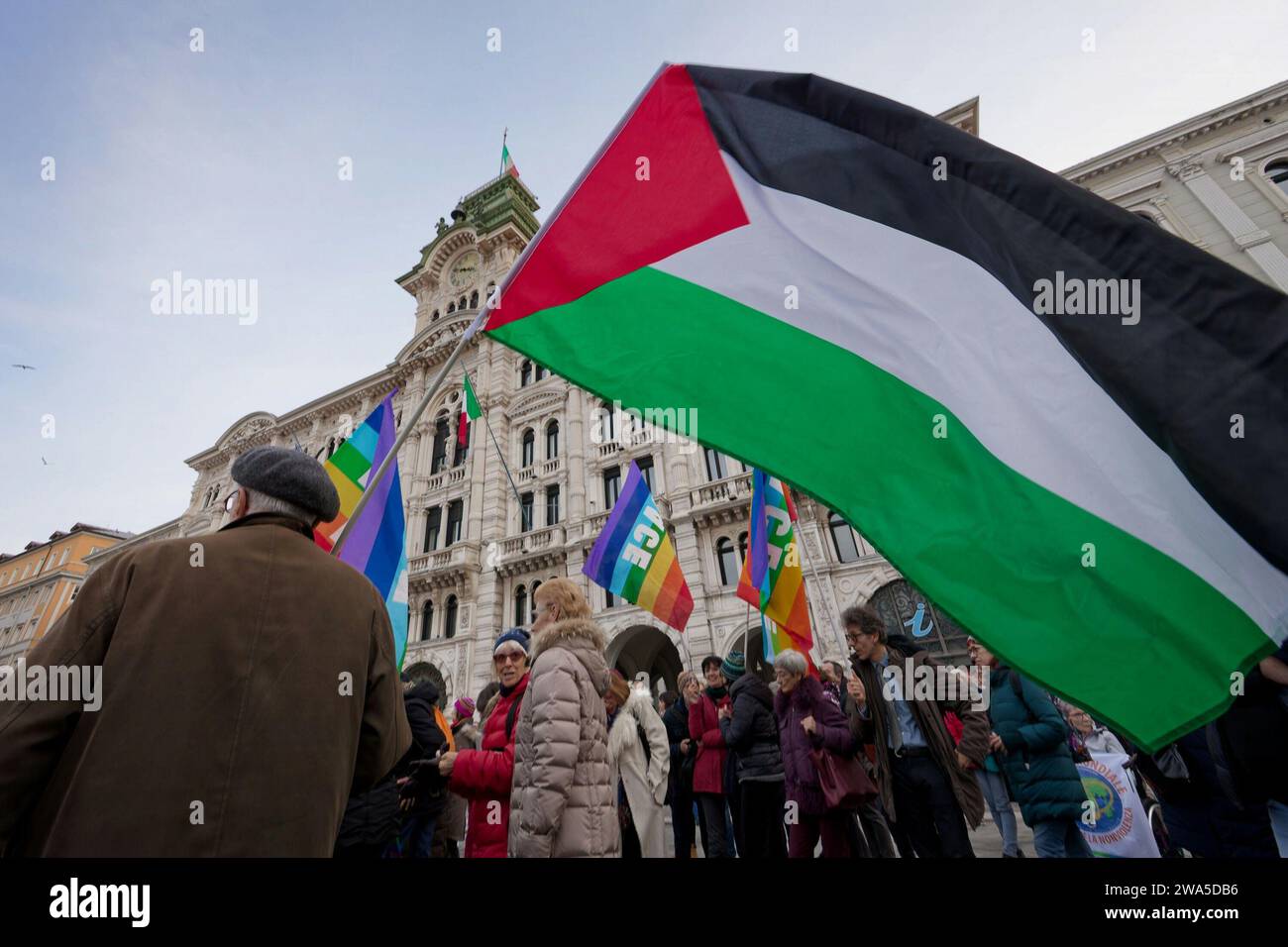 Trieste, Italia. 1 gennaio 2024. Migliaia di persone partecipano alla marcia per la Pace e la Fratellanza organizzata dal Comitato Danilo dolci e dal centro italo-sloveno di Trieste. Crediti: M.Bariona/Alamy Live News Foto Stock