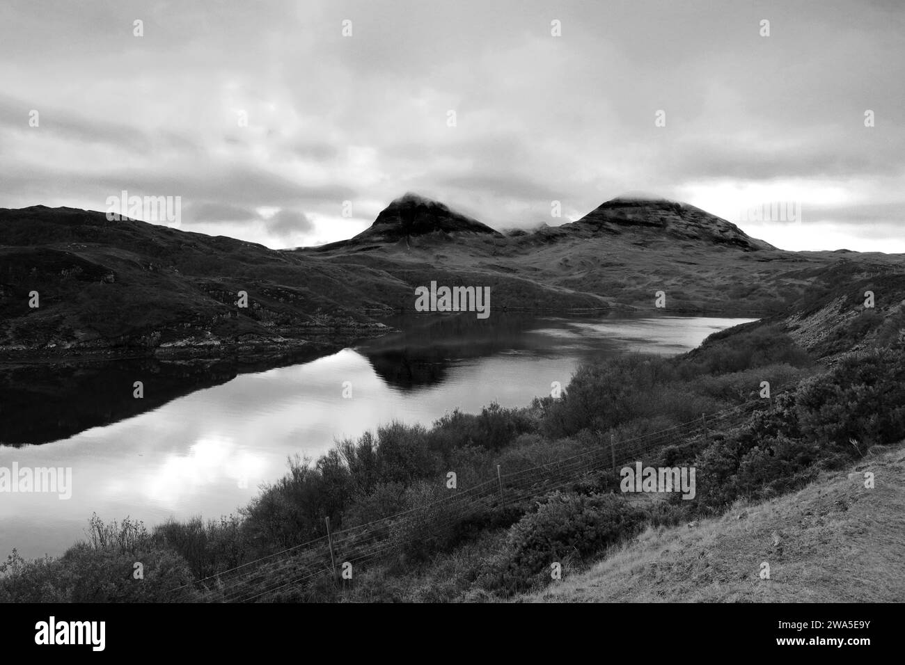 Vista sul lago A' Chàirn Bhàin dal ponte Kylesku, Sutherland, Scozia nord-occidentale, Regno Unito Foto Stock