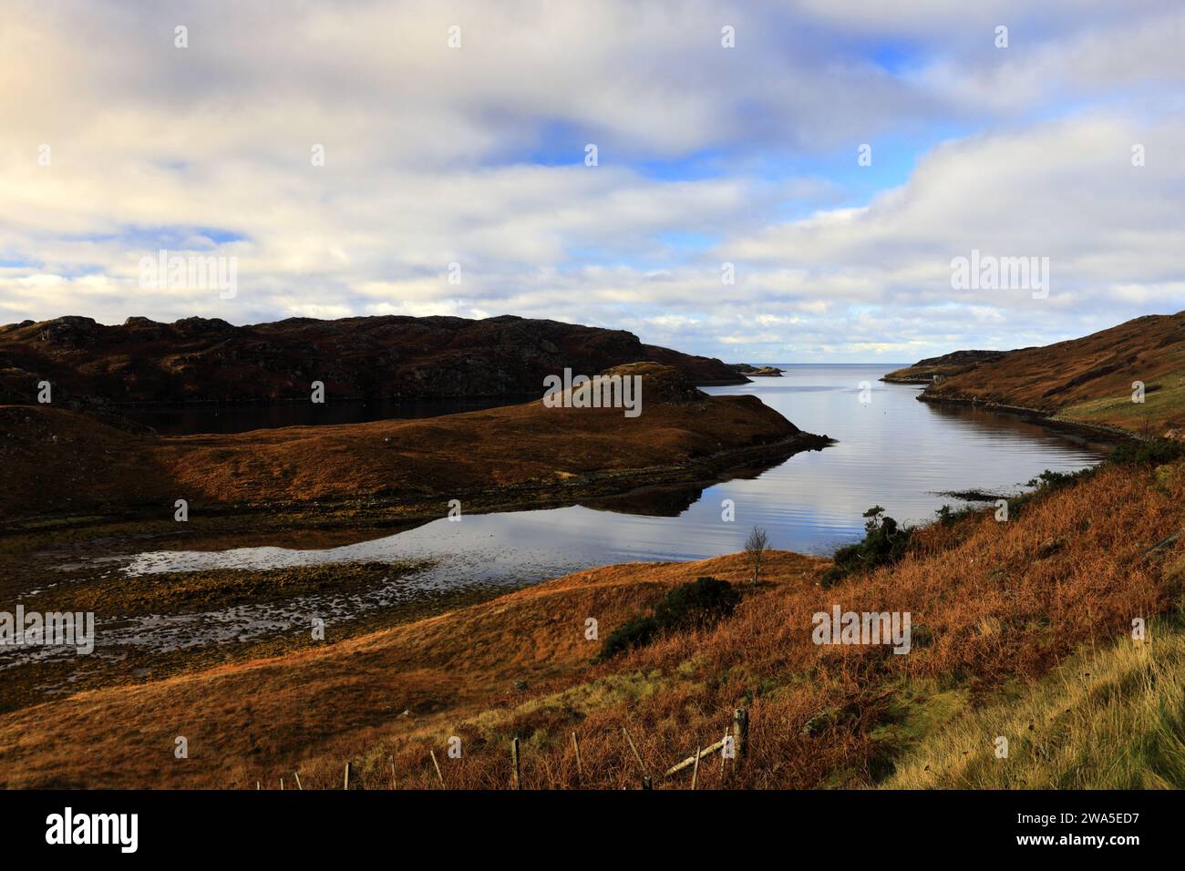 Vista sul Loch Inchard, il lago marino più settentrionale, dal villaggio di Rhiconich, Sutherland, Scozia nord-occidentale, Regno Unito Foto Stock