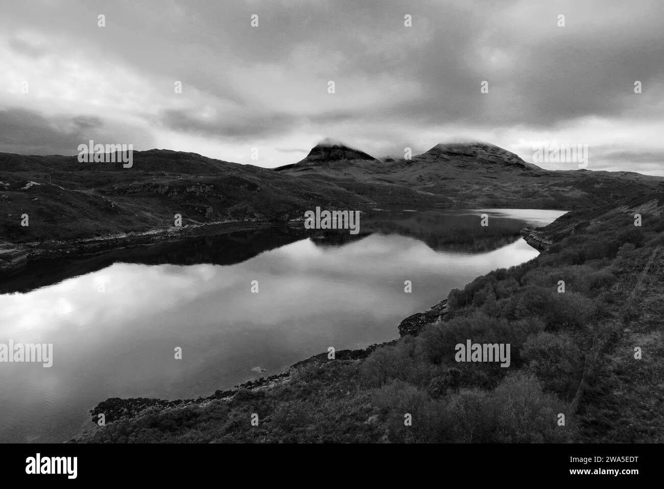 Vista sul lago A' Chàirn Bhàin dal ponte Kylesku, Sutherland, Scozia nord-occidentale, Regno Unito Foto Stock