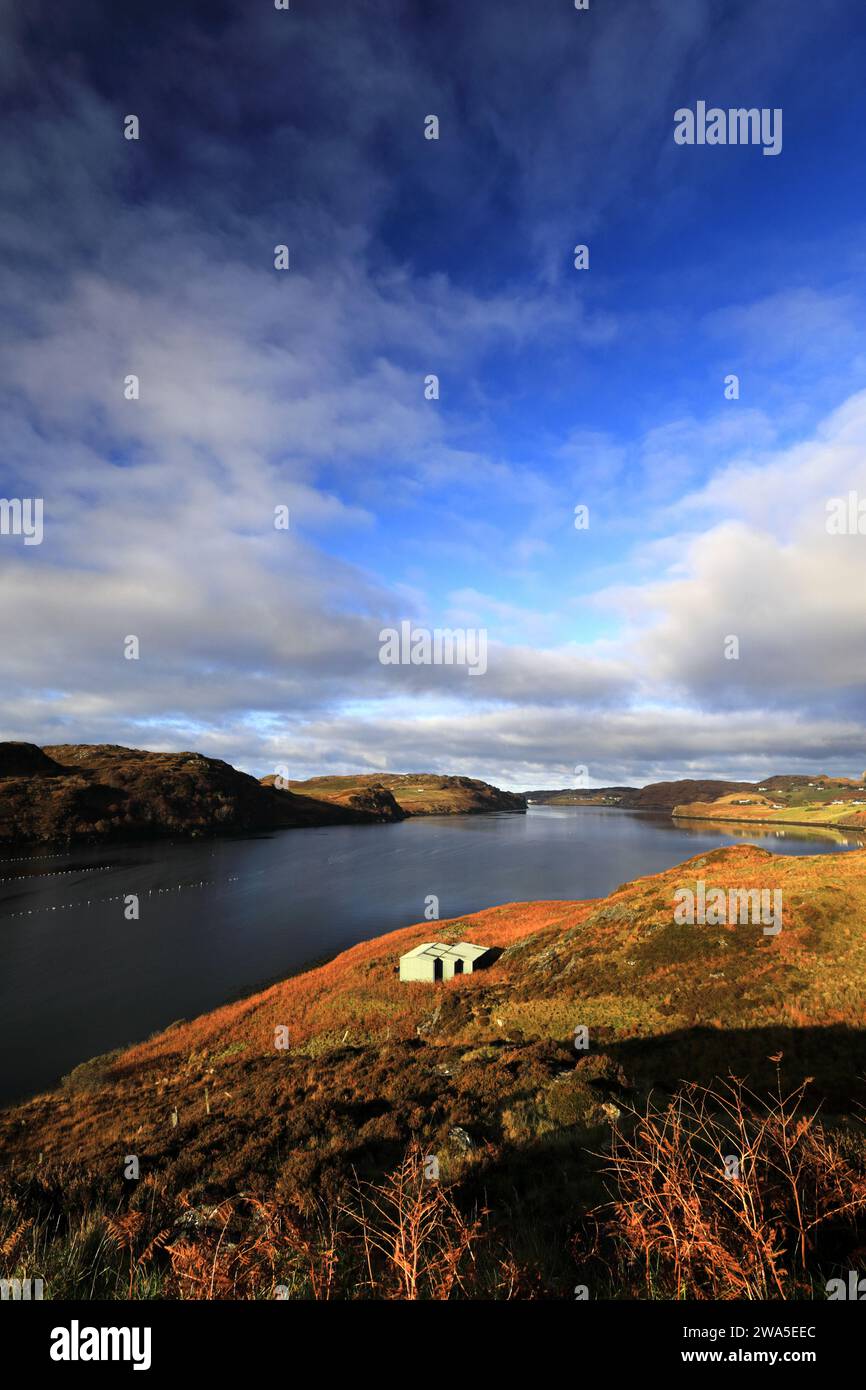 Vista sul Loch Inchard, il lago marino più settentrionale, dal villaggio di Rhiconich, Sutherland, Scozia nord-occidentale, Regno Unito Foto Stock