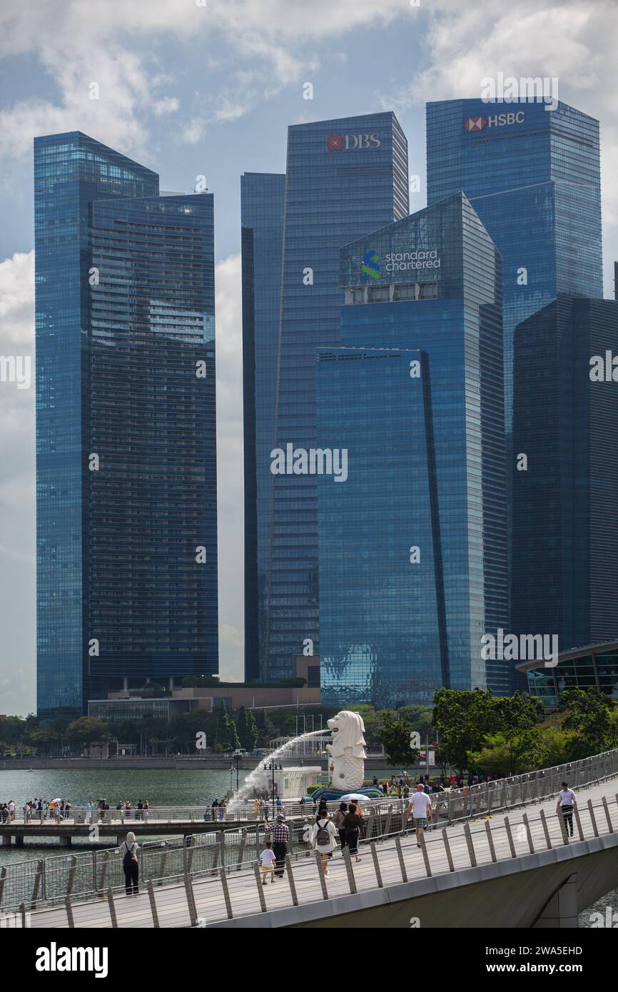 Vista verticale del grattacielo del Marina Bay Financial Centre e del parco Merlion di Singapore. Foto Stock