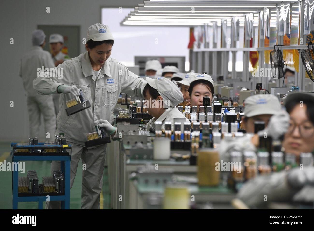 SHENYANG, CINA - 2 GENNAIO 2024 - i lavoratori lavorano in un laboratorio di adeguamento di apparecchiature elettriche di segnale ferroviario a Shenyang, provincia di Liaoning, Cina, J Foto Stock