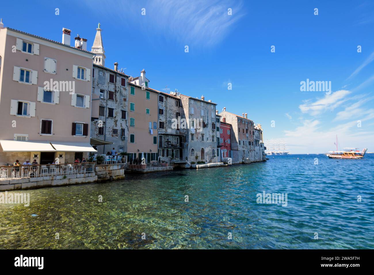 Rovigno: Riva della città vecchia nel mare Adriatico Foto Stock