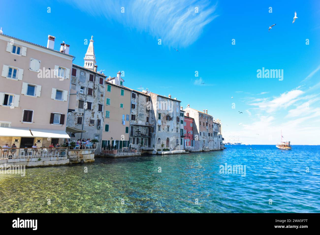 Rovigno: Riva della città vecchia nel mare Adriatico Foto Stock