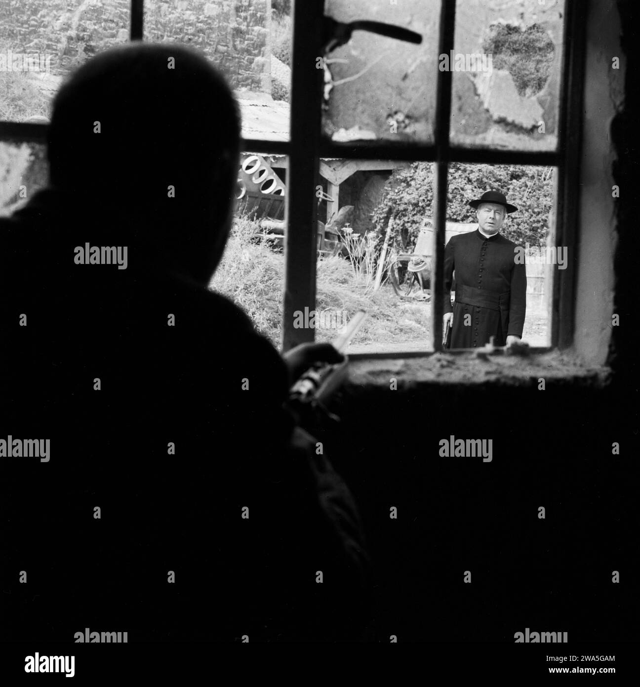 DAS schwarze Schaf, Kriminalkomödie, Deutschland 1960, Regie: Helmuth Ashley, Darsteller: Heinz Rühmann durch eine zerbrochene Fensterscheibe Foto Stock