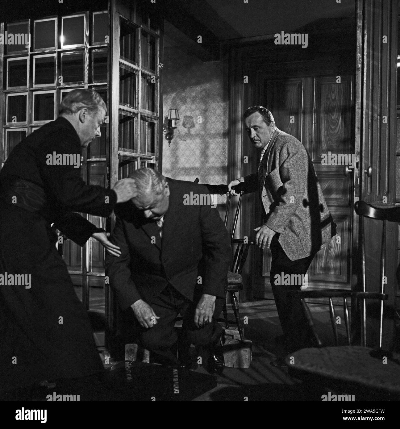 DAS schwarze Schaf, Kriminalkomödie, Deutschland 1960, Regie: Helmuth Ashley, Darsteller: Heinz Rühmann, Hans Leibelt (Leiche), Siegfried Lowitz Foto Stock