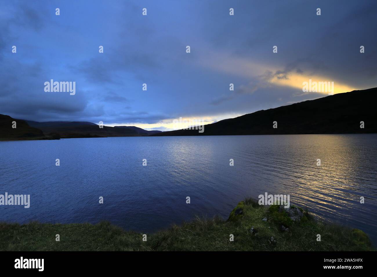 Vista al tramonto su Loch Assynt, Sutherland, Scozia nord-occidentale, Regno Unito Foto Stock