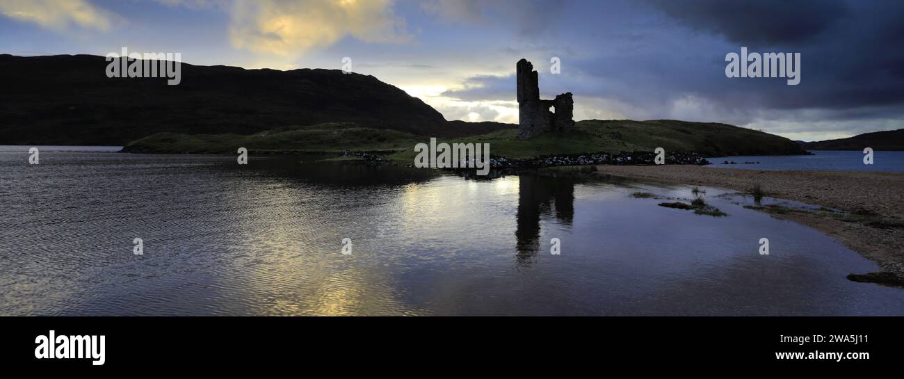 Vista del tramonto sul castello di Ardvreck sul Loch Assynt, Sutherland, Scozia nord-occidentale, Regno Unito Foto Stock