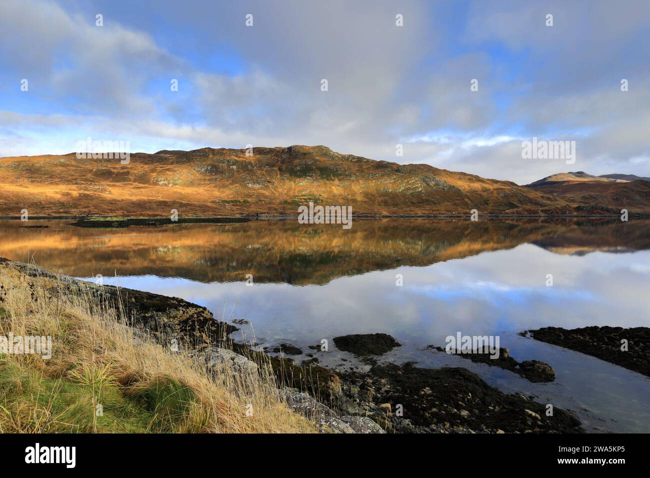 Riflessioni di montagna a Loch Gleann Dubh, villaggio di Kylesku, Sutherland, Scozia nord-occidentale, Regno Unito Foto Stock