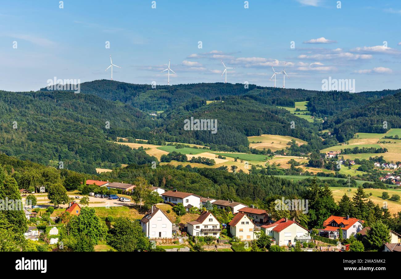 Turbine eoliche sulle montagne dell'Odenwald dal castello di Lindenfels, Germania Foto Stock