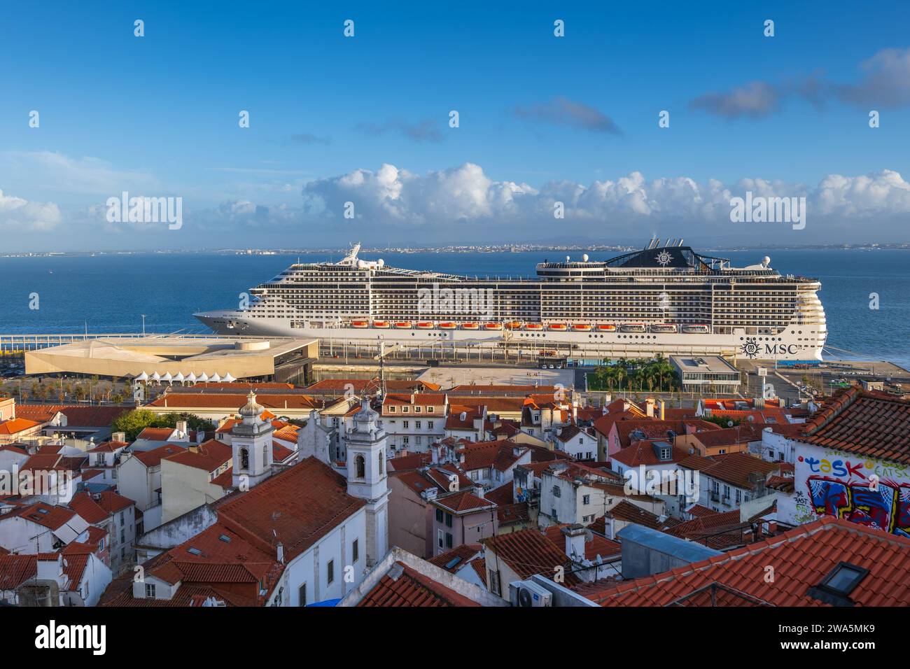 Lisbona, Portogallo - 15 ottobre 2023 - nave da crociera MSC preziosa al porto delle navi da crociera Jardim do Tabaco Quay nella capitale, paesaggio urbano del quartiere di Alfama. Foto Stock