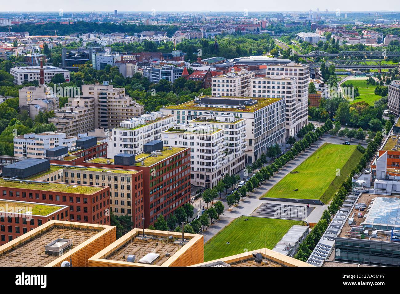 Berlino, Germania - 4 agosto 2021 - Parco Tilla Durieux (Tilla-Durieux-Park) dall'alto vicino a Potsdamer Platz nel centro della città. Foto Stock