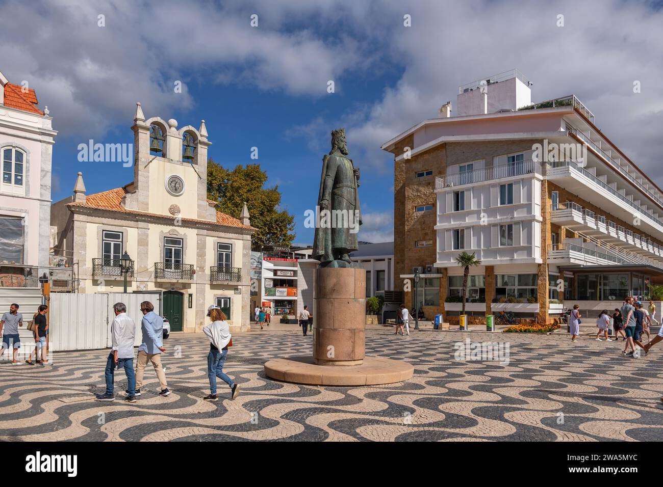 Cascais, Portogallo - dal 14 ottobre 2023 al 5 ottobre Piazza con il Municipio della città Vecchia, la statua di Dom Pedro i e l'Hotel Baia. Foto Stock