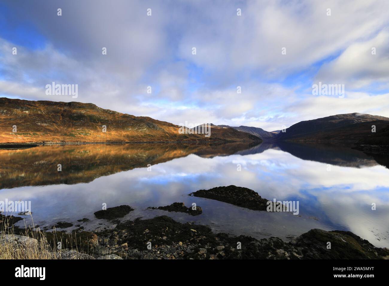 Riflessioni di montagna a Loch Gleann Dubh, villaggio di Kylesku, Sutherland, Scozia nord-occidentale, Regno Unito Foto Stock