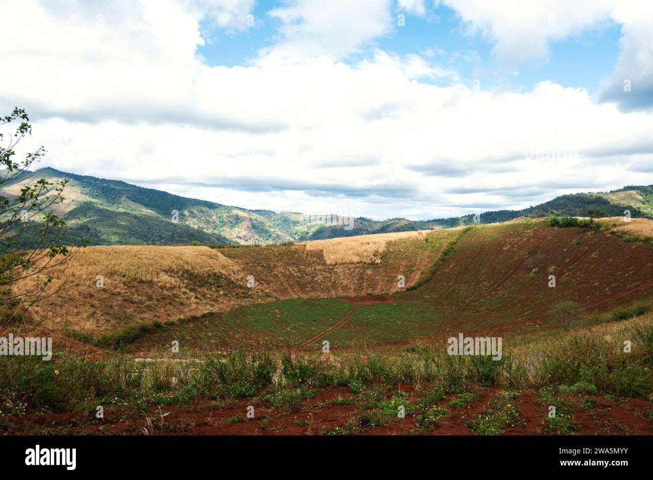 Vulcano estinto con terreno fertile per la coltivazione in Vietnam. Foto Stock