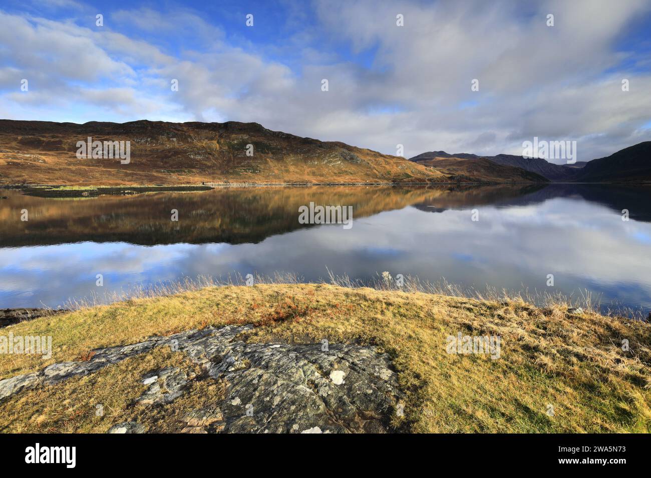 Riflessioni di montagna a Loch Gleann Dubh, villaggio di Kylesku, Sutherland, Scozia nord-occidentale, Regno Unito Foto Stock