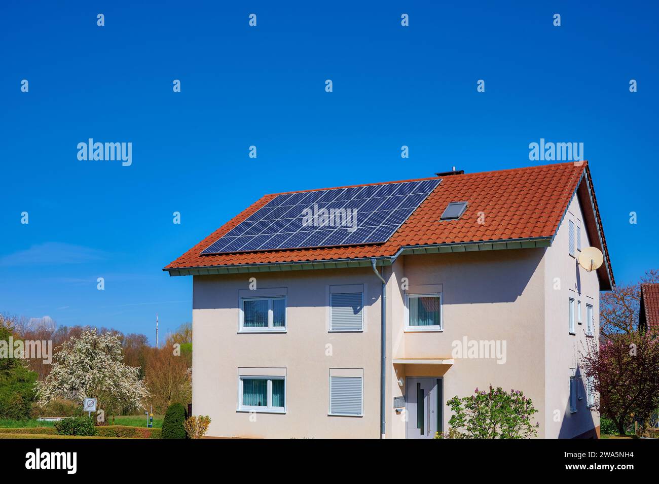 Edificio di appartamenti con tetto solare contro un cielo blu Foto Stock