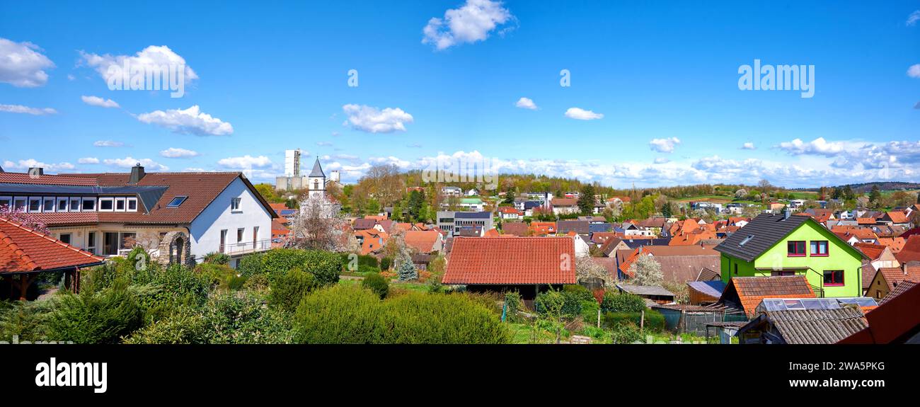 Soleggiato paesaggio primaverile a Walzbachtal - distretto di Wössingen, Germania Foto Stock