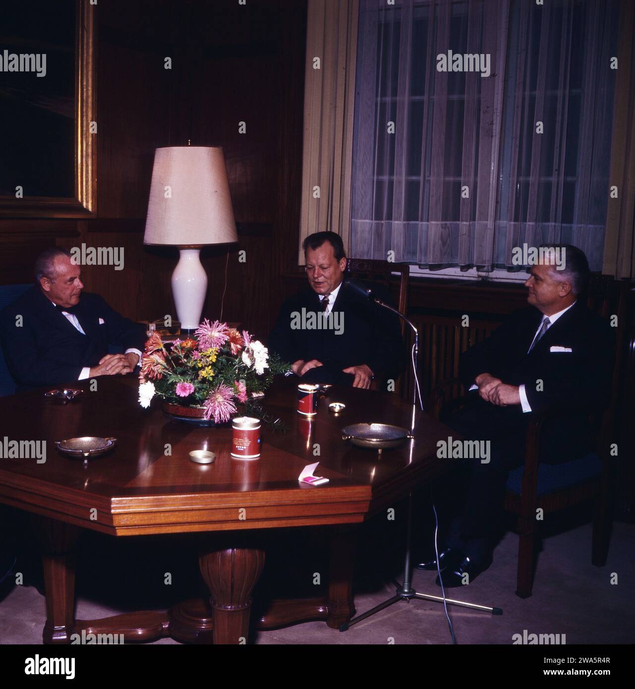 Der Regierende Bürgermeister von Berlin, Willy Brandt, bei der Verleihung des Bundesverdienstkreuzes an Dr. Hans Heyne (Fliege), Manager der Telefunken AG, Berlino, Deutschland 1964. Foto Stock