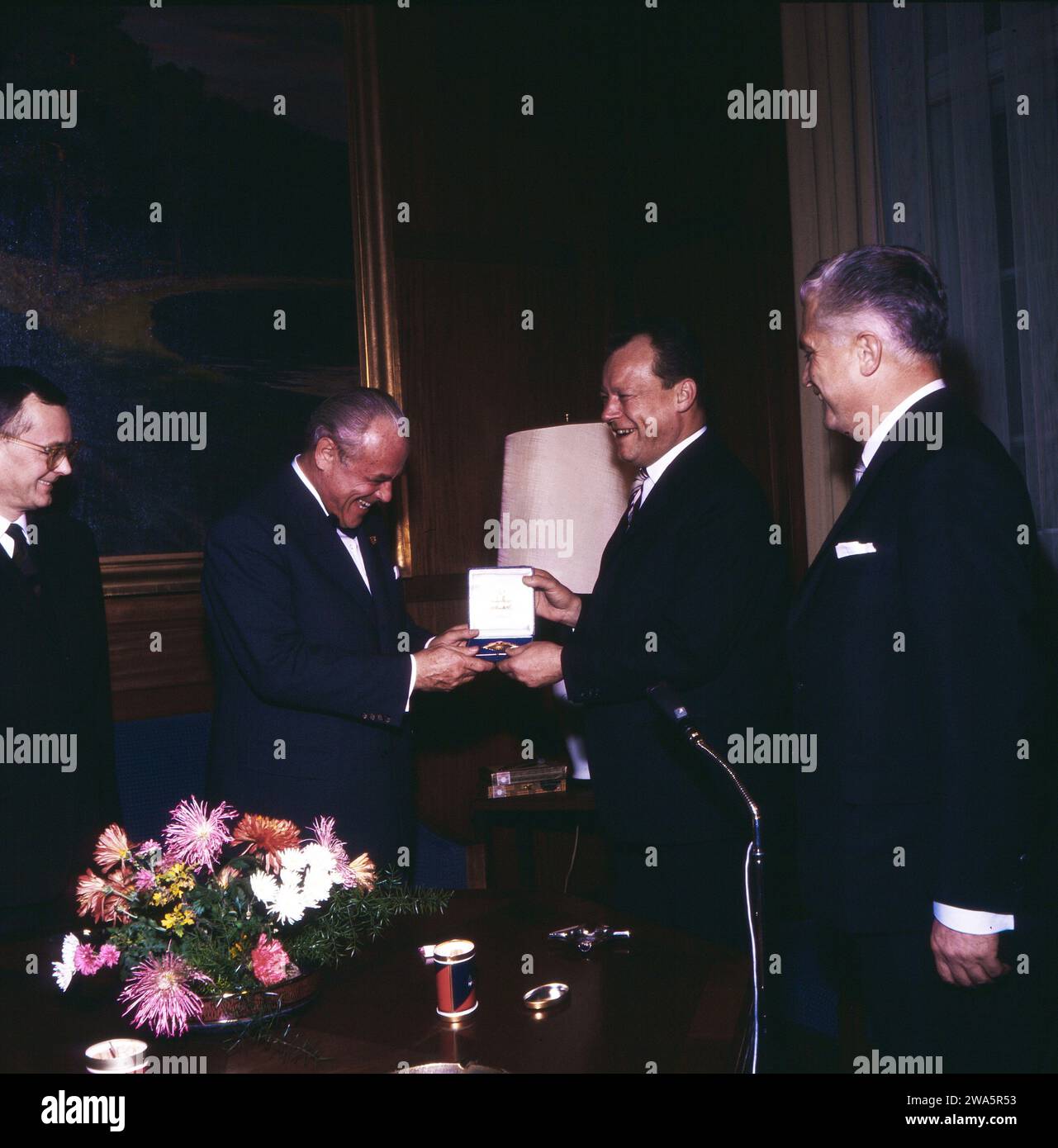 Der Regierende Bürgermeister von Berlin, Willy Brandt, bei der Verleihung des Bundesverdienstkreuzes an Dr. Hans Heyne (Fliege), Manager der Telefunken AG, Berlino, Deutschland 1964. Foto Stock