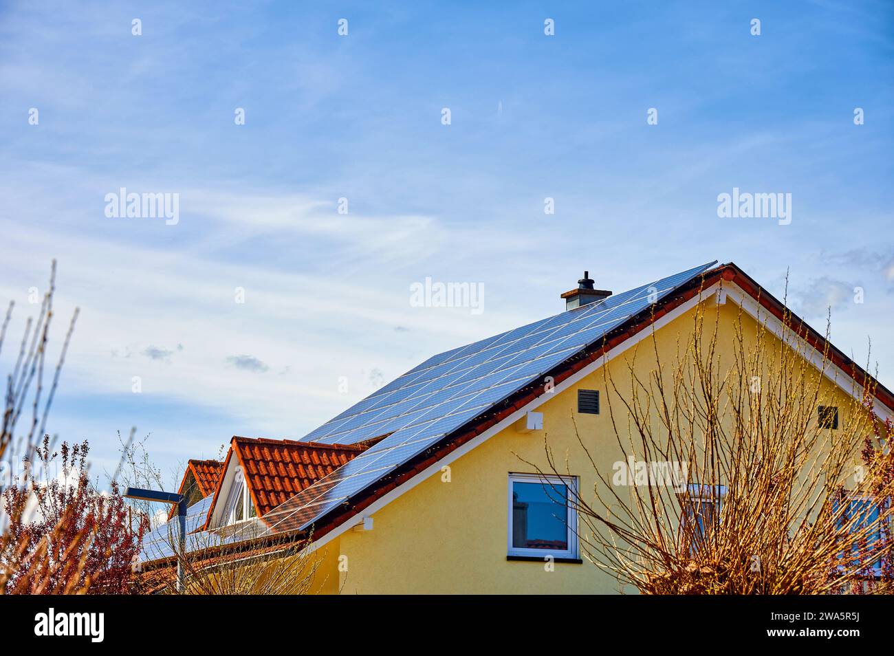 Sistema solare su single-family house Foto Stock