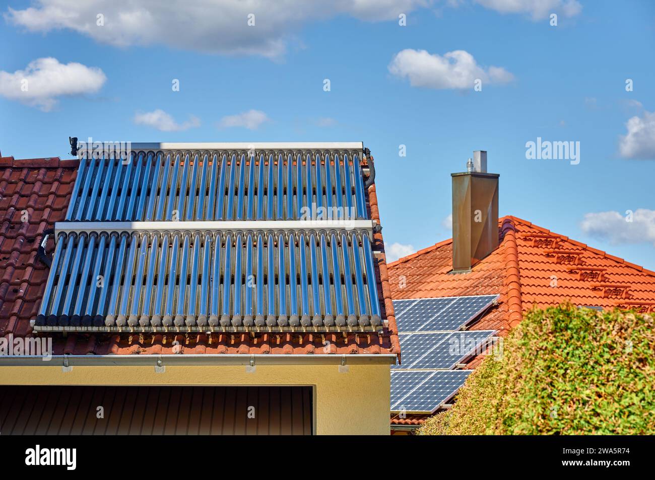 Utilizzare l'energia solare con un sistema solare termico e celle solari per la propria casa Foto Stock