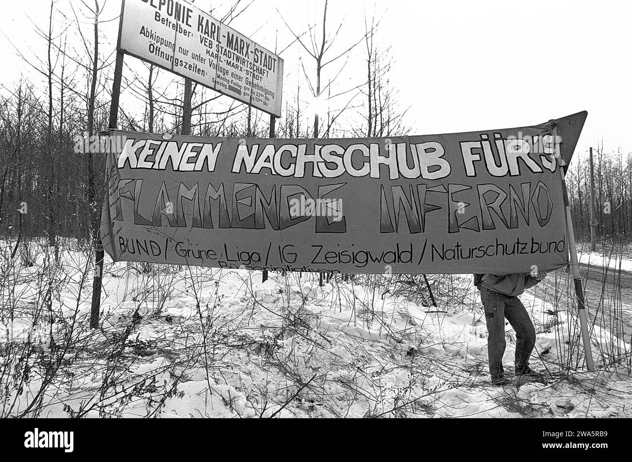 Umweltprotest gegen Mülldeponie 11.02.1991,Chemnitz, Weisser Weg, Zeisigwald, Deponie Karl-Marx-Stadt des VEB Stadtwirtschaft Karl-Marx-Stadt, Protestation der Mülldeponie gegen den Weiterbetrieb der Umweltschützer Chemnitz Sachsen BRD *** protesta ambientale contro le discariche 11 02 1991,Chemnitz, Weisser Weg, Zeisigwald, Karl Stadtadt, Staft Stadt, Stadt, Staft Stadt, Karl-Strtrtrrrtschaft protesta degli ambientalisti contro il proseguimento del funzionamento della discarica Chemnitz Saxony FRG Foto Stock