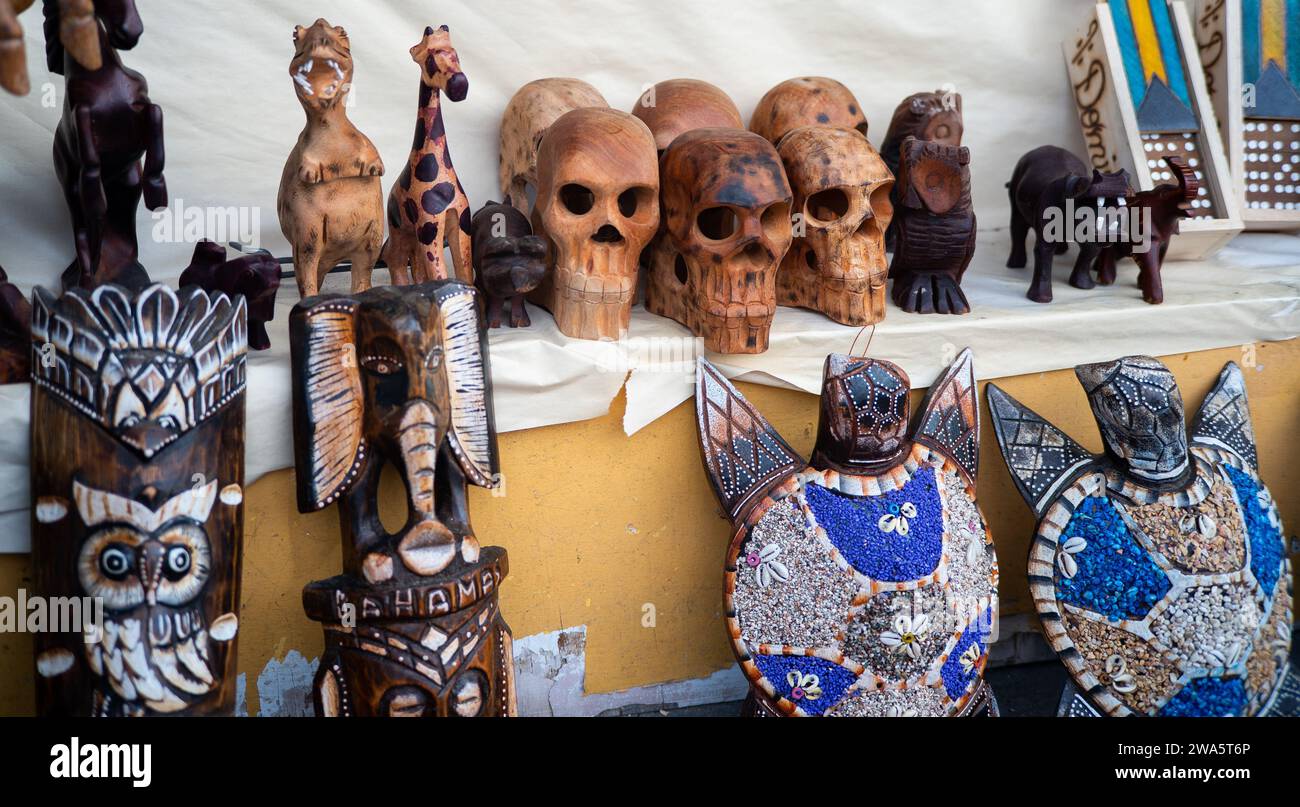 Artigianato di legno di strada venduto sull'isola di New Providence, Bahamas. Foto Stock